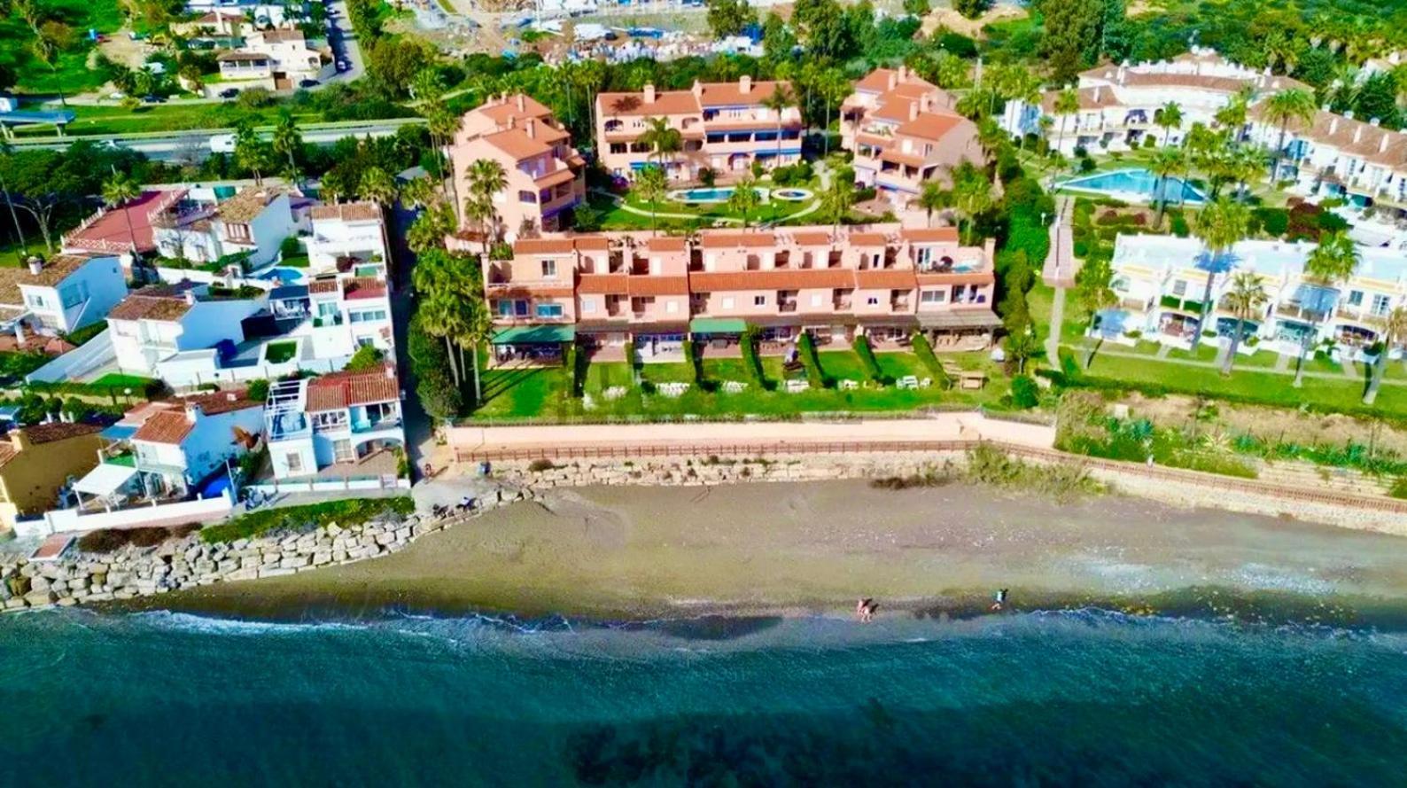 No10 - Beachfront Close To Port, 2 Bedroom, 2 Bathroom, Sleeps 5 Apartment Estepona