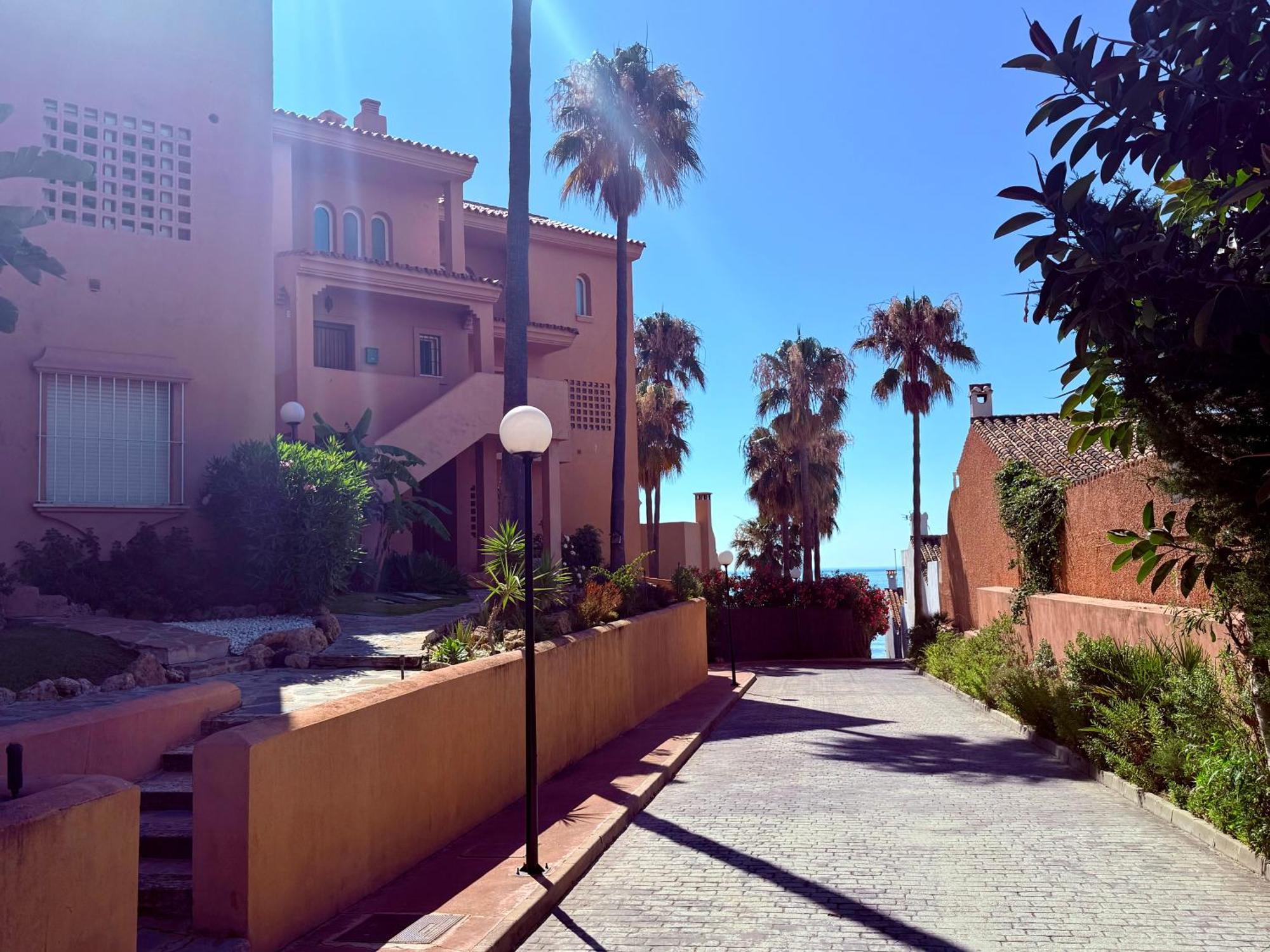 No10 - Beachfront Close To Port, 2 Bedroom, 2 Bathroom, Sleeps 5 Apartment Estepona