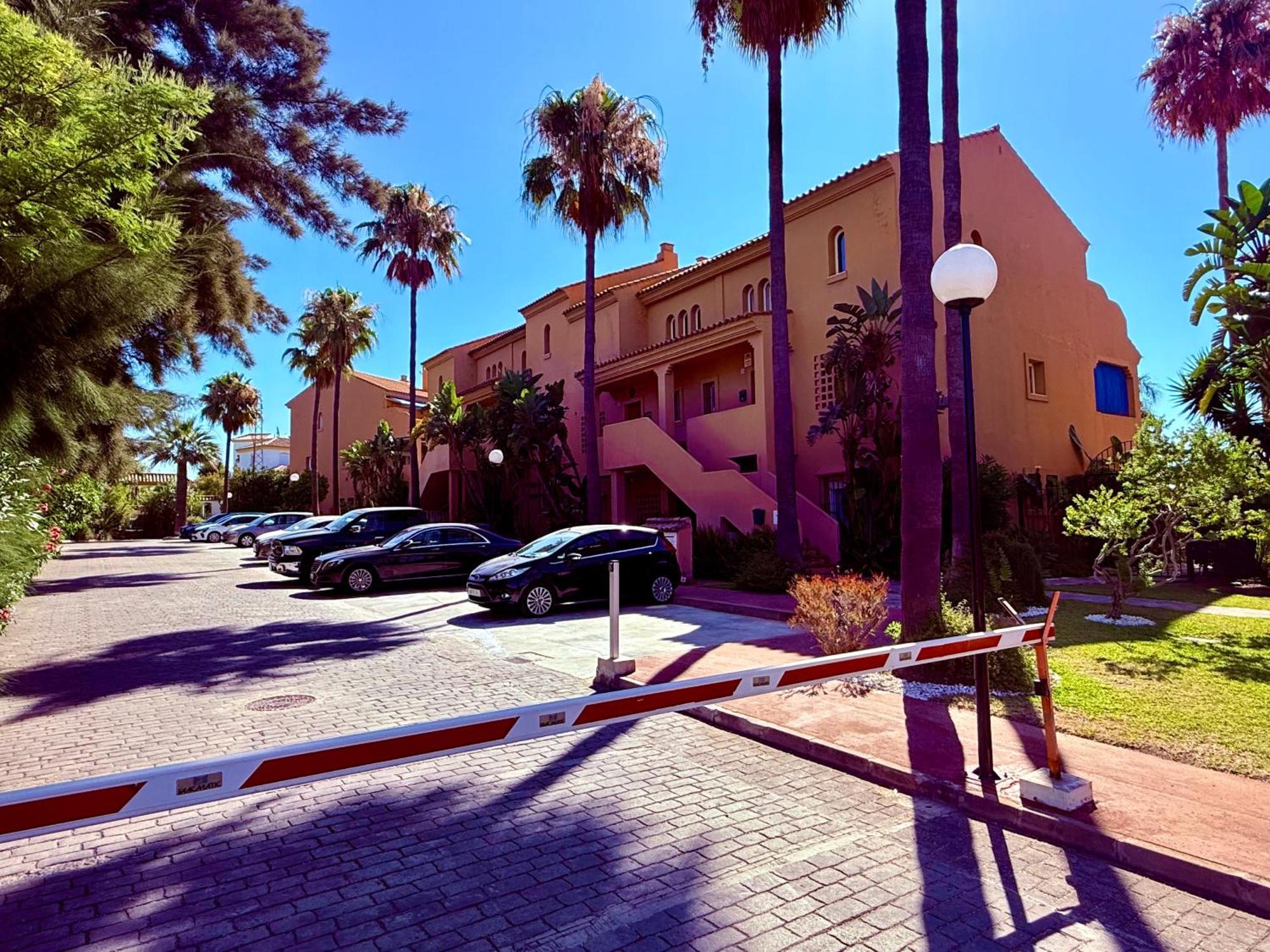 No10 - Beachfront Close To Port, 2 Bedroom, 2 Bathroom, Sleeps 5 Apartment Estepona